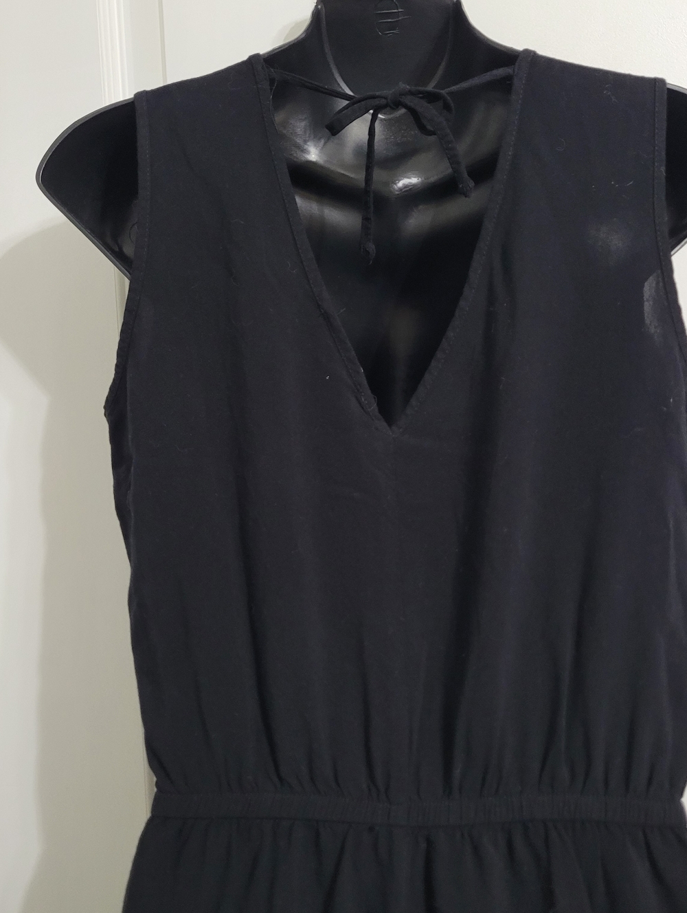💲2️⃣ Trendsetter Sleeveless Black Ruffle Cross-Over V-Neck Jumpsuit Size Med - Picture 9 of 13